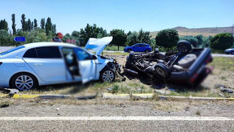 İki otomobil çarpıştı: 2'si çocuk, 6 yaralı