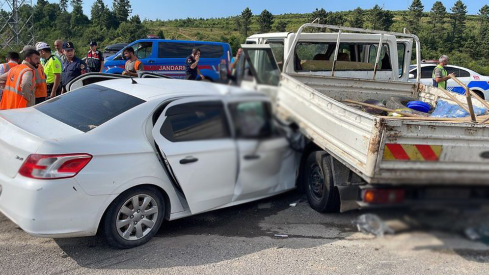 Otomobil ile kamyonet çarpıştı: 15 yaralı