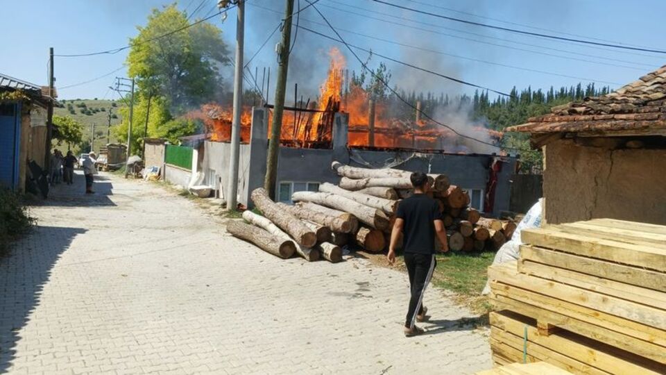 Çift yangından komşuları sayesinde kurtuldu