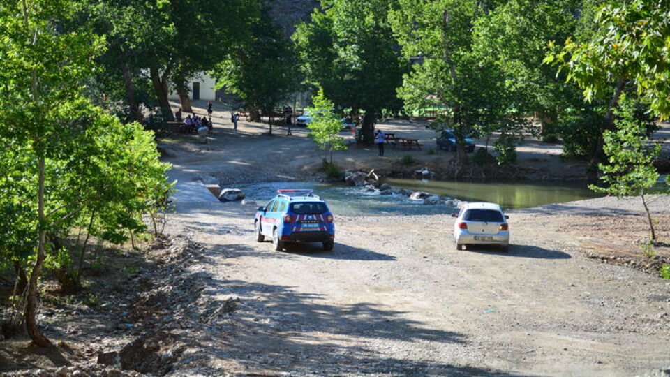 Serinlemek için ırmağa giren genç boğuldu