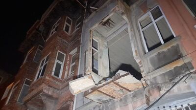 Fatih'te metruk binanın balkonu çöktü