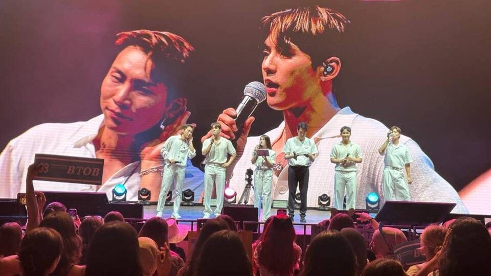 Koreli şarkıcılar depremzedeler için sahne aldı