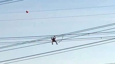 Elektrik dağıtım görevlisi, akrobatları aratmadı!