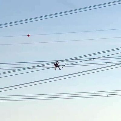 Elektrik dağıtım görevlisi, akrobatları aratmadı!