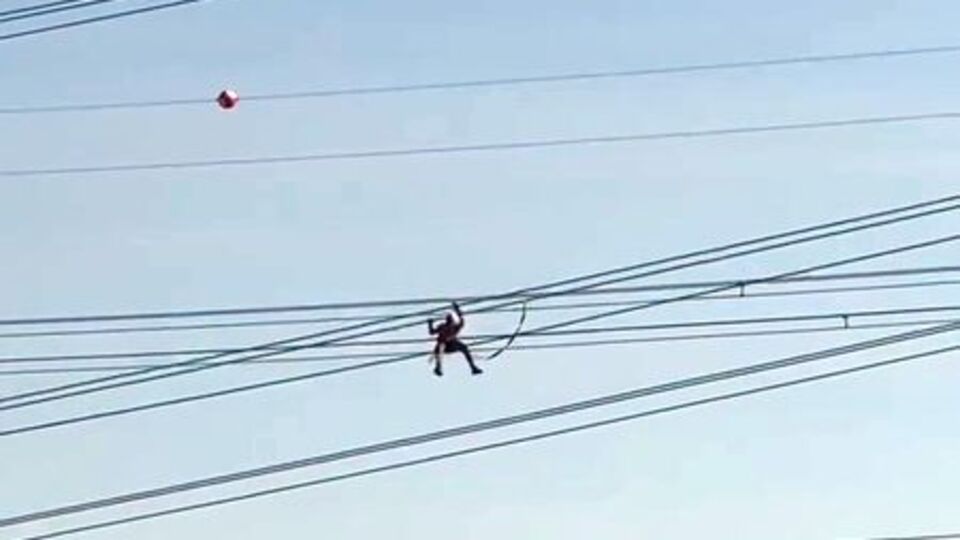Elektrik dağıtım görevlisi, akrobatları aratmadı!