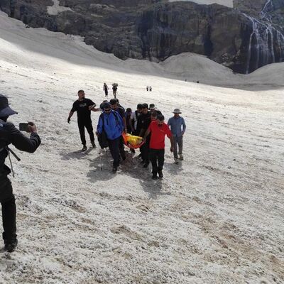 Hakkari'de buzul faciası! Kayıp 2 kişi aranıyor