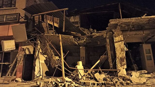Osmaniye'de ağır hasarlı bina çöktü