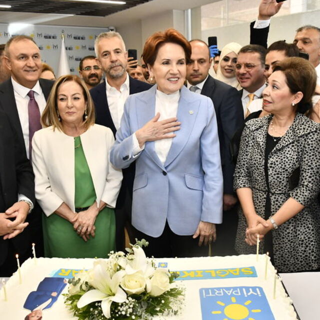 Akşener'e doğumgünü sürprizi