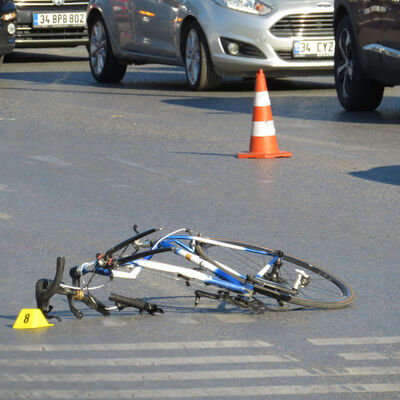 Polisten kaçan sürücü bisikletliye çarptı!