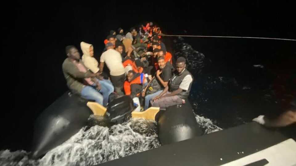 Ayvalık açıklarında 41 düzensiz göçmen yakalandı