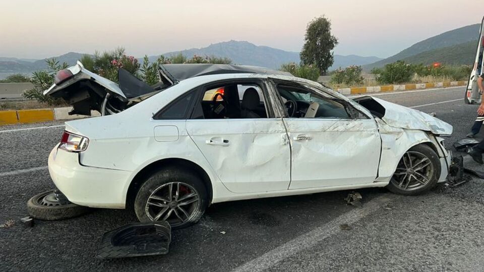 Otomobil refüje çarptı, sürücü öldü