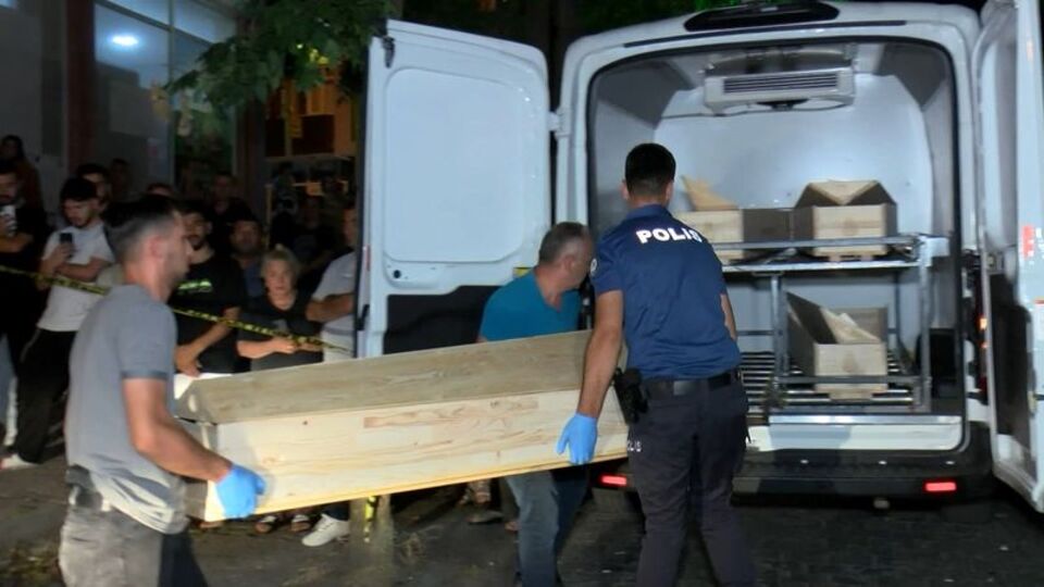 Gelinine bıçak çeken oğlunu öldürdü