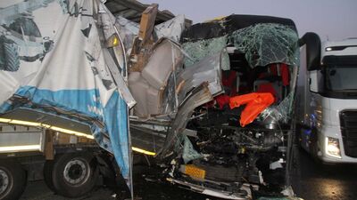 Yolcu otobüsü TIR'a çarptı: Ölü ve yaralılar var