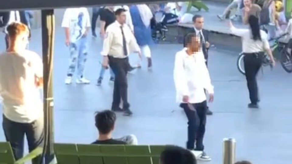 AVM'de bıçaklı saldırgan paniği! Kalabalığa kabusu yaşattı