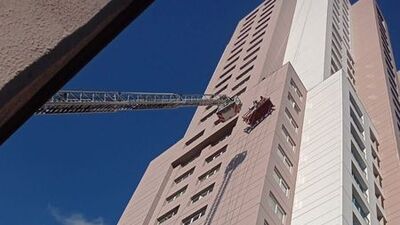 İskele devrilince 14'üncü katta mahsur kaldılar!