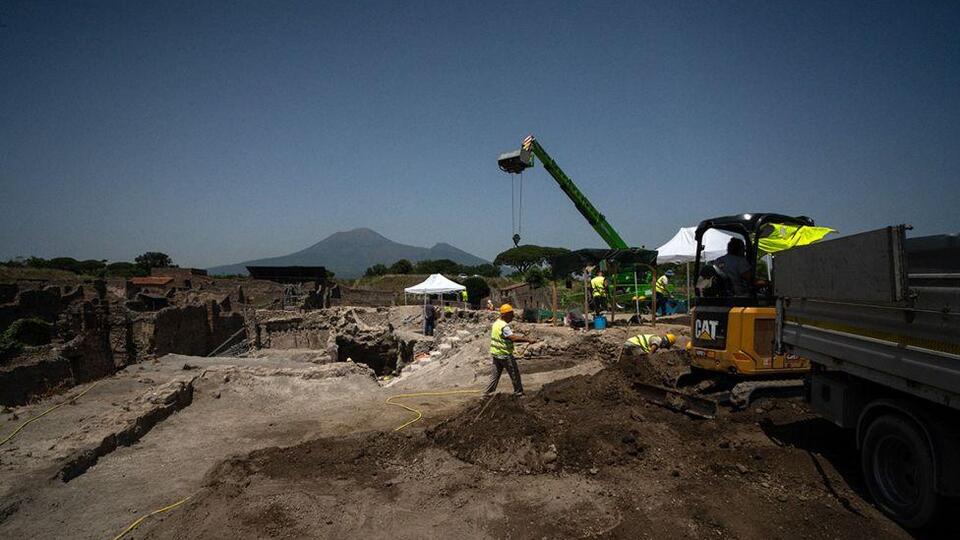 Pompeii'de yeni keşifler: Yılanlarla süslenmiş bir mutfak tapınağı, dev bir fırın ve 'pizza' resmi