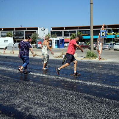 O ilde terlikler ve ayakkabı tabanları asfalta yapıştı!