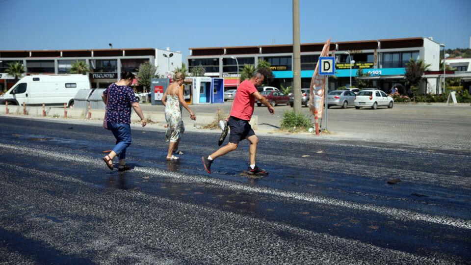 O ilde terlikler ve ayakkabı tabanları asfalta yapıştı!