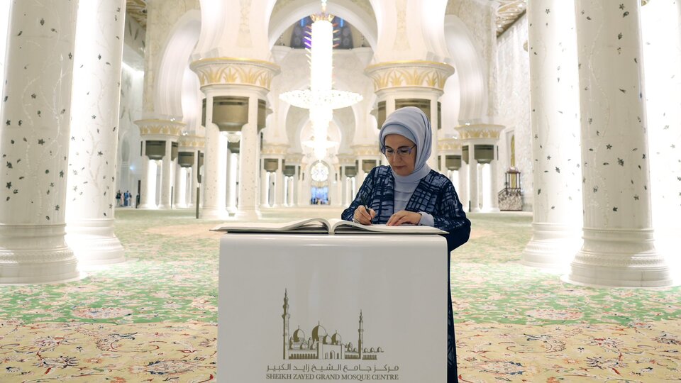 Emine Erdoğan Şeyh Zayed Camisi´ni ziyaret etti