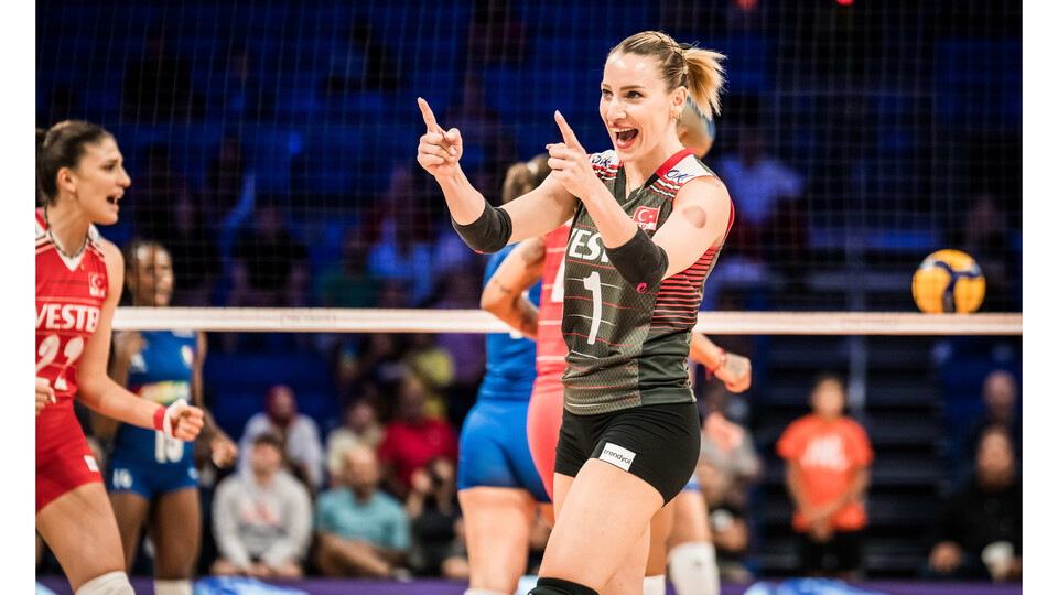 'Savunma bakanı' Gizem Örge!