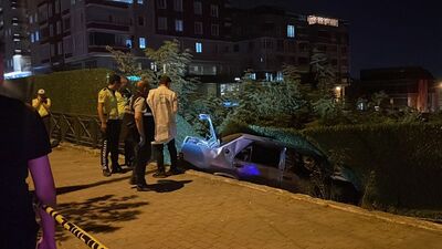 Otomobil inşaat alanına düştü: 1 ölü, 2 yaralı