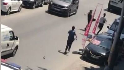 Polisten kaçan kaçak göçmeni tekme atarak durdurdu