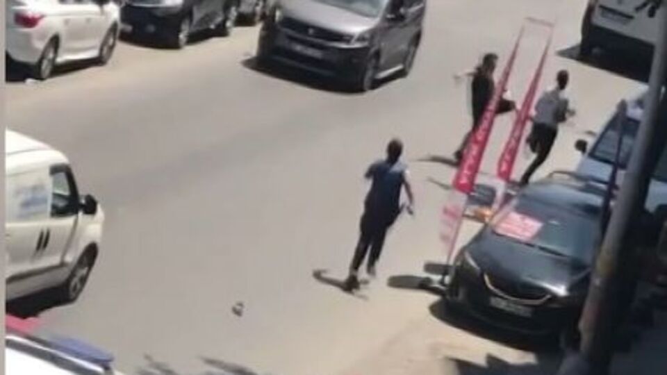 Polisten kaçan kaçak göçmeni tekme atarak durdurdu