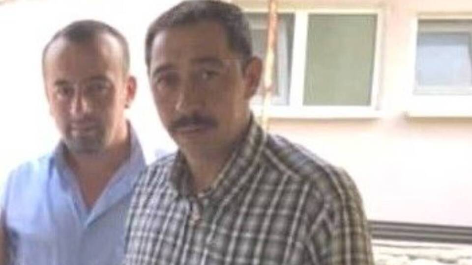 Köy muhtarı arkadaşına kurşun yağdırdı