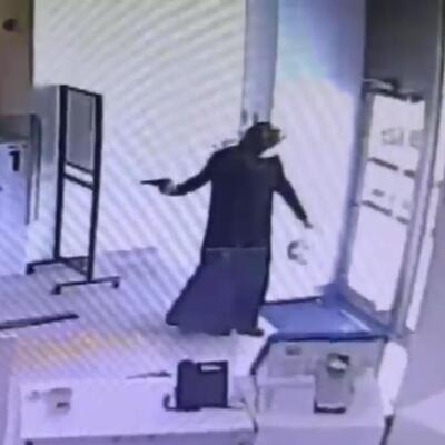 Annesinin kıyafetleriyle banka soydu!