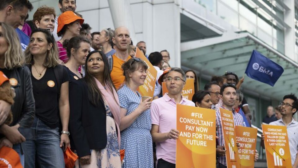 İngiltere'de uzman doktorlar 50 yıl sonra grevde