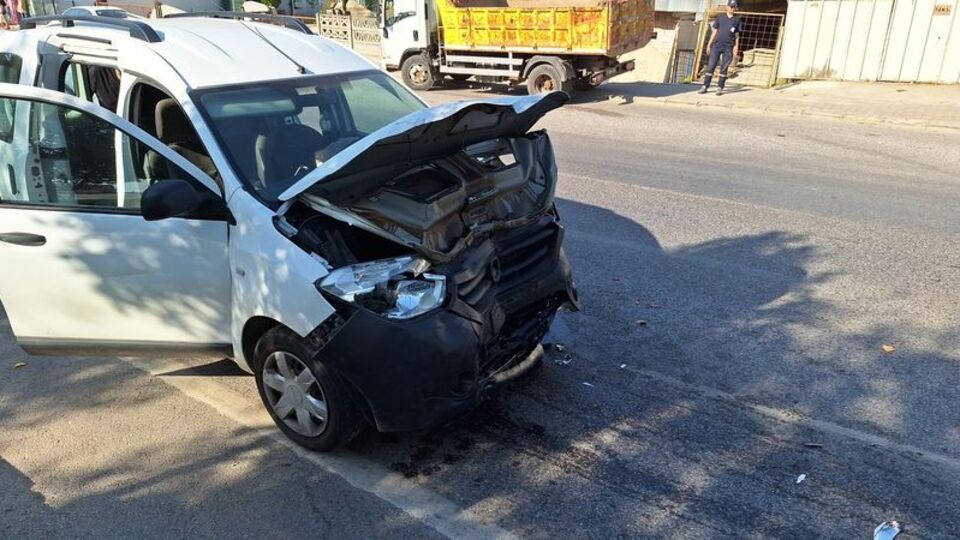 Kavşakta iki araç çarpıştı: 3 yaralı