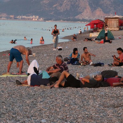 Sıcaktan bunalanlar sahilde sabahladı