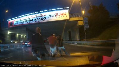 Yol isteyen taksiye çarptı! Sürücüyü darp etti