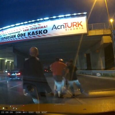 Yol isteyen taksiye çarptı! Sürücüyü darp etti
