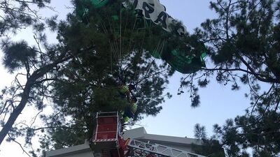 Paraşütün ipi kopunca otelin bahçesine düştüler!