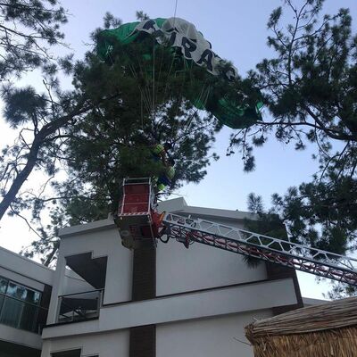 Paraşütün ipi kopunca otelin bahçesine düştüler!