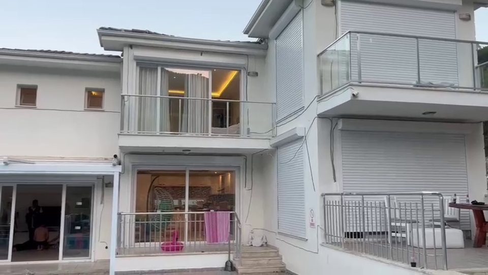 Vize sahtekarları ultra lüks villada yakalandı!