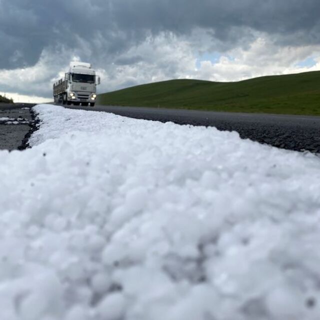 Ardahan'da sağanak ve dolu etkili oldu