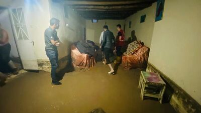 Sağanak sele dönüştü, evleri su bastı!