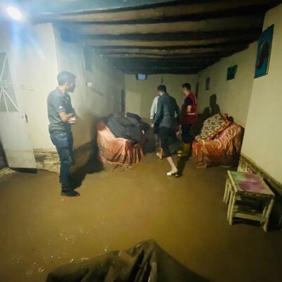 Sağanak sele dönüştü, evleri su bastı!