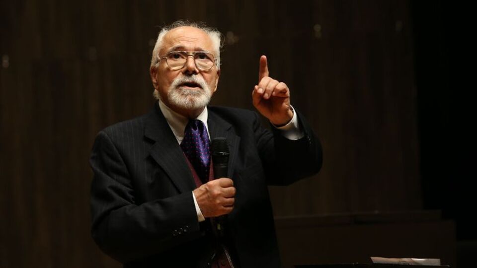 Emre Kongar omzunu kırdı