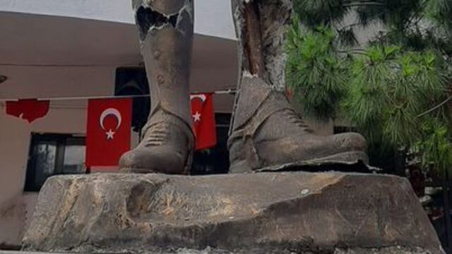 Atatürk heykeline böyle saldırmış