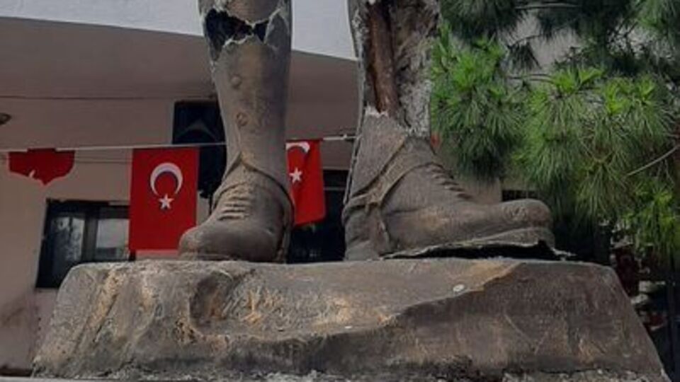 Atatürk heykeline böyle saldırmış