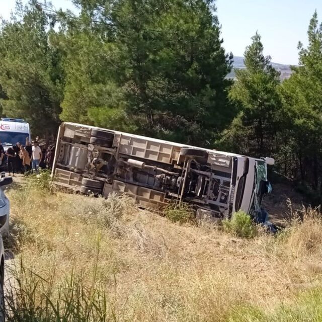 İşçileri taşıyan otobüs kaza yaptı