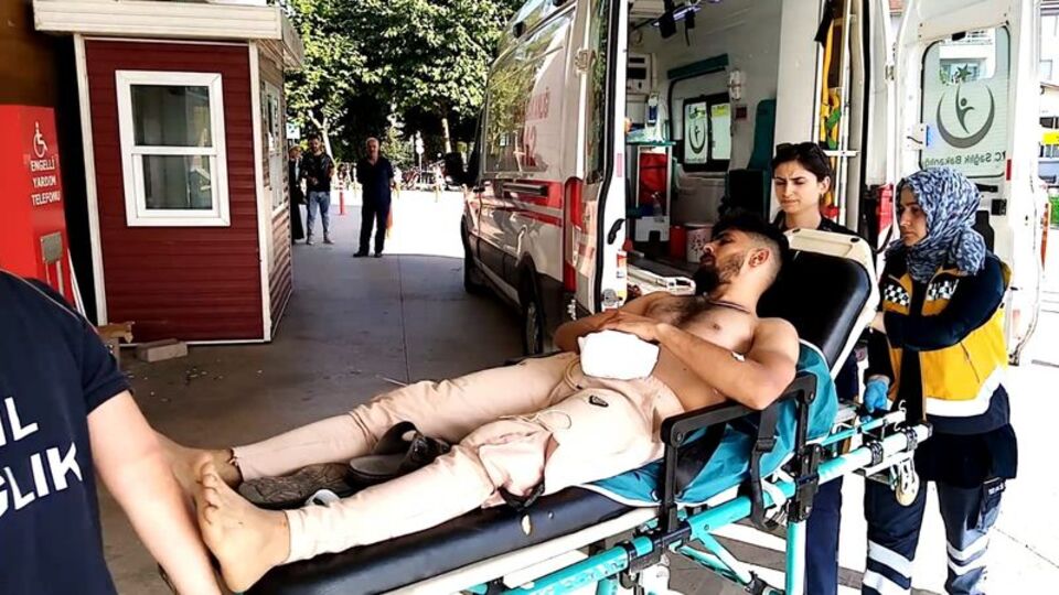 4 parmağını makineye kaptırdı