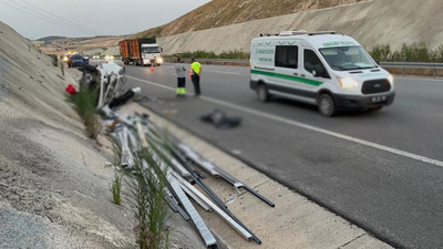 Kamyonet TIR'a çarptı: 1 ölü, 1 yaralı