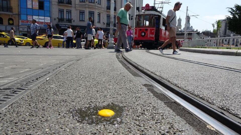 Asfaltta yumurta pişirip yedi