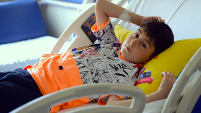 48 saat ömrü kalmıştı! Hiç tanımadığı çocuğa karaciğerini verdi