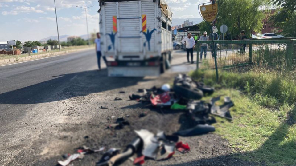 Kamyonetle çarpışan motosikletin sürücüsü öldü
