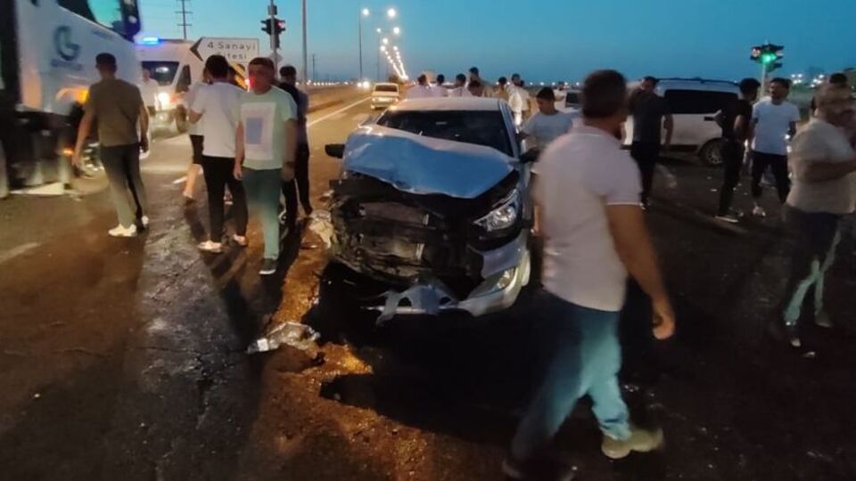 Minibüs ile otomobil çarpıştı: 7 yaralı